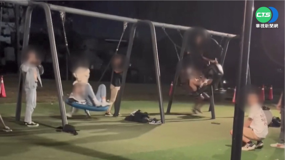 危險! 2青少年擠幼童鞦韆 大力搖晃往下跳