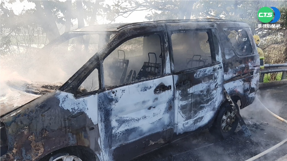 國1北上252K路肩火燒車 濃煙阻車輛視線