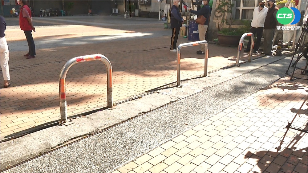 社區架欄杆擋車進入 引民怨"阻礙救災"