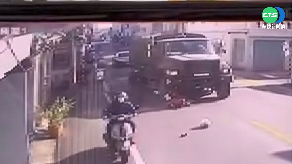 騎士路口未減速 遭軍用卡車擦撞"卡車底"