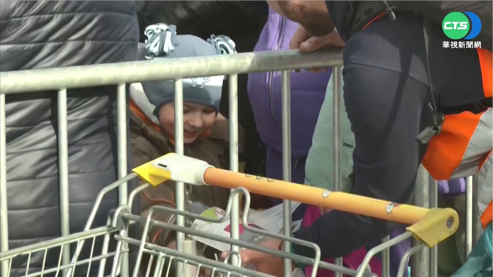 烏克蘭逾250萬人出逃 邊境稚童收糖燦笑