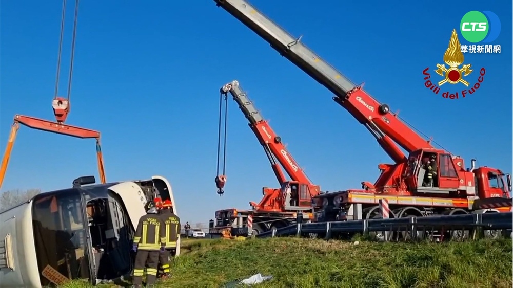 義巴士載50烏難民 高速公路翻覆釀1死