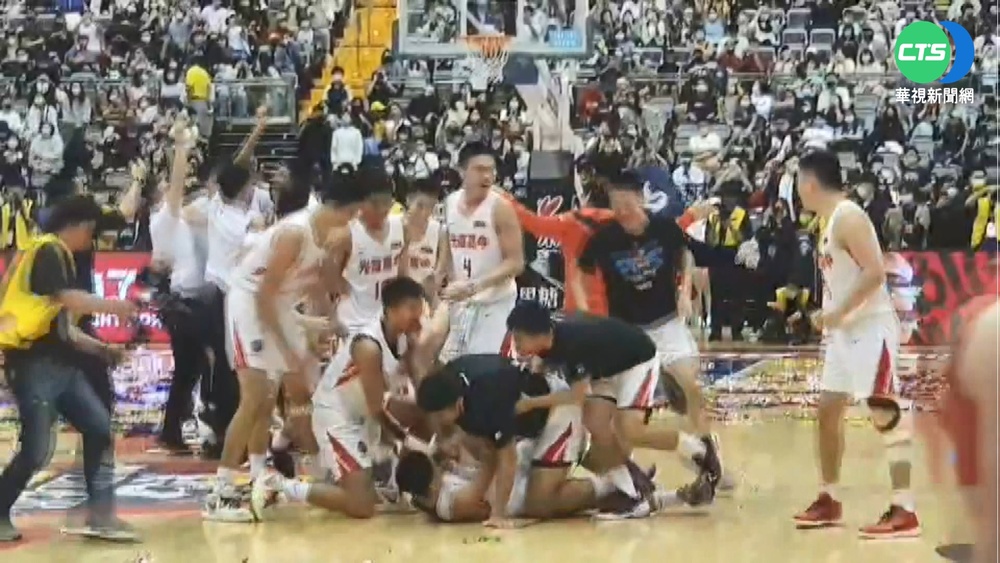 陳將双1.9秒"準絕殺球"! 光復奪隊史HBL首冠