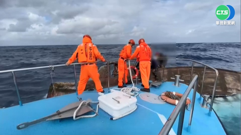 浪高4米海象惡劣! 漁船翻覆海巡急搶救