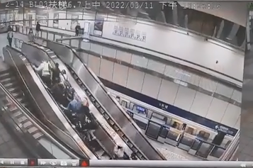 北捷手扶梯➝溜滑梯！ 「30人跌落」驚悚畫面曝光