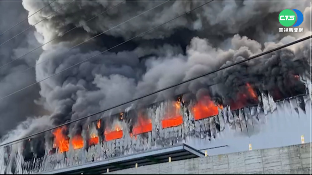 家樂福楊梅倉大火! 燒毀2萬坪黑煙竄天際