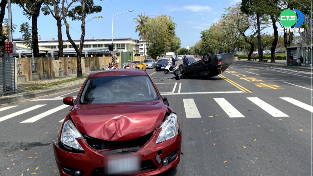 高雄4車連環追撞! 1轎車翻覆"四腳朝天"