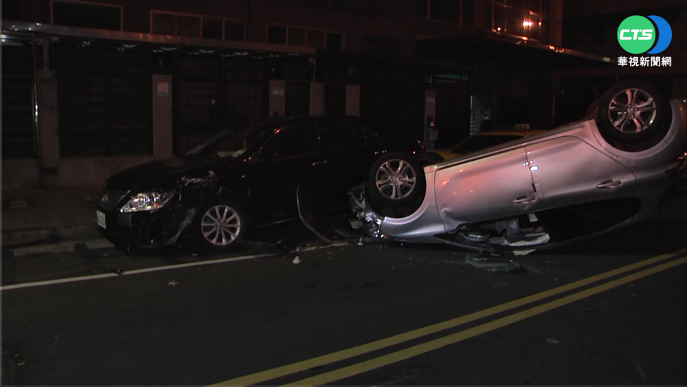 疲勞駕駛打瞌睡 男連撞路旁2車翻覆