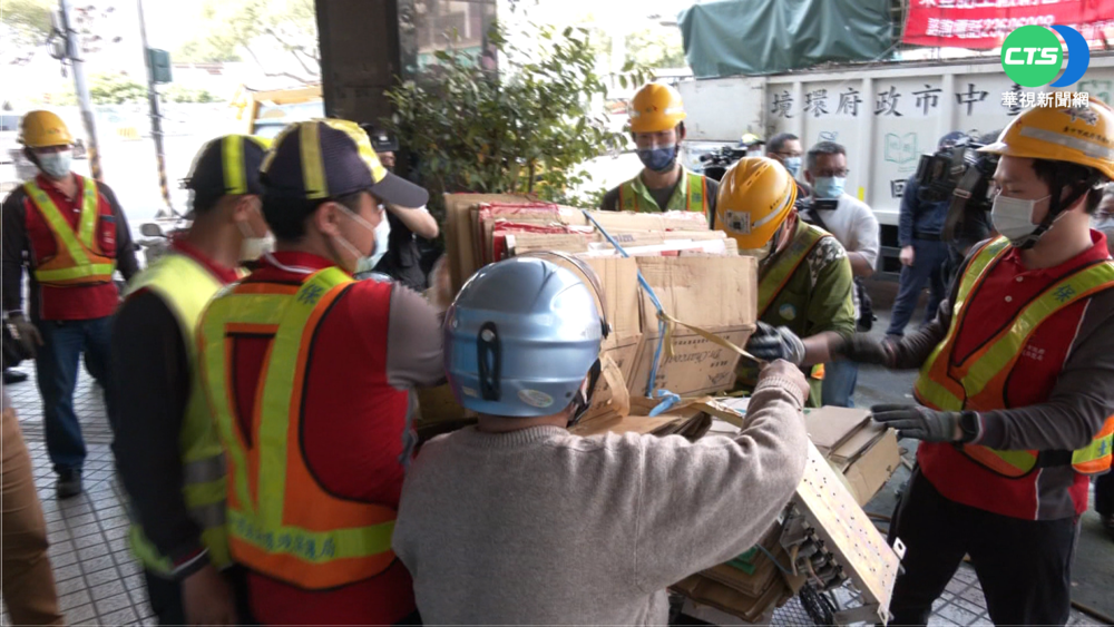 台中金店面堆滿回收 居民:火災命沒了