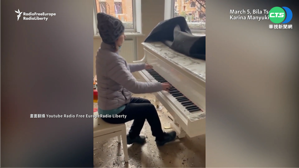 無情戰火有"琴"天 女瓦礫中彈奏心碎聲