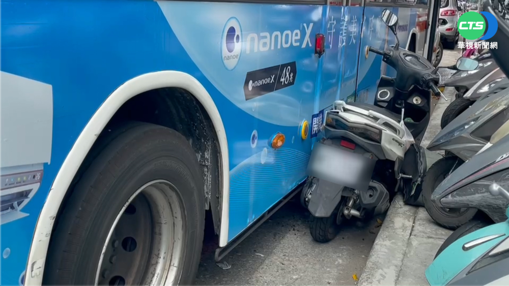 公車司機疑恍神偏移 一旁汽機車接連遭殃