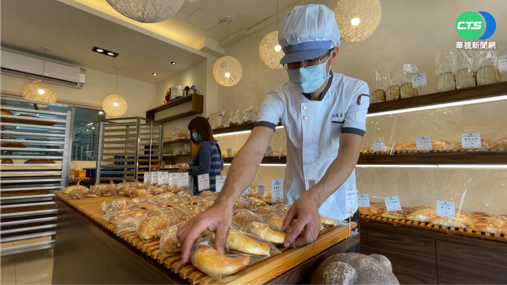 手指被撞斷! 麵包師"及時接回"順利復工