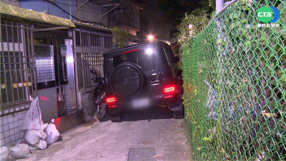 開百萬名車闖巷弄 酒駕男連環撞卡住