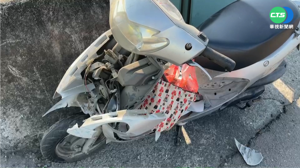 阿公載孫上學 疑闖紅燈撞拖板車爺死孫傷