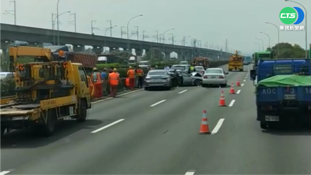 國1南屯交流道5車連環撞 6人送醫
