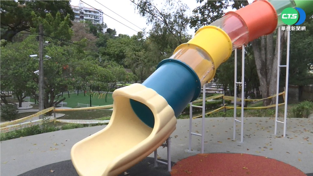 啪! 公園滑梯會"電人" 孩童痛到不敢玩