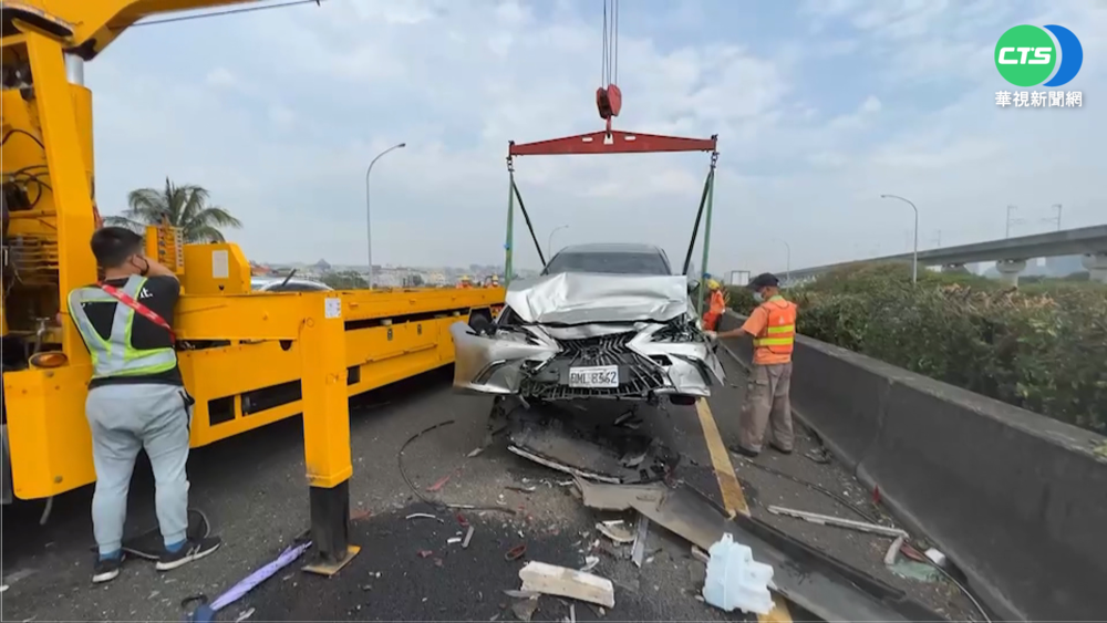 國1南屯交流道5車連環撞 6人傷緊急送醫