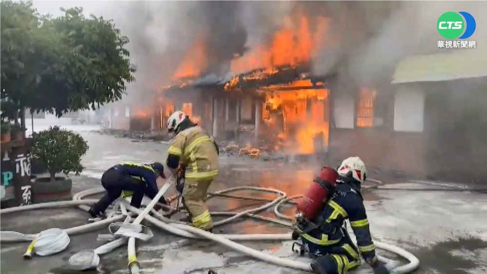 嘉縣民雄木造平房火警 全面燃燒烈焰沖天