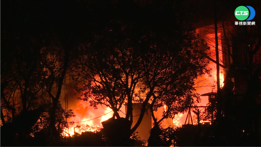士林工廠凌晨大火 烈焰.濃煙直竄天際