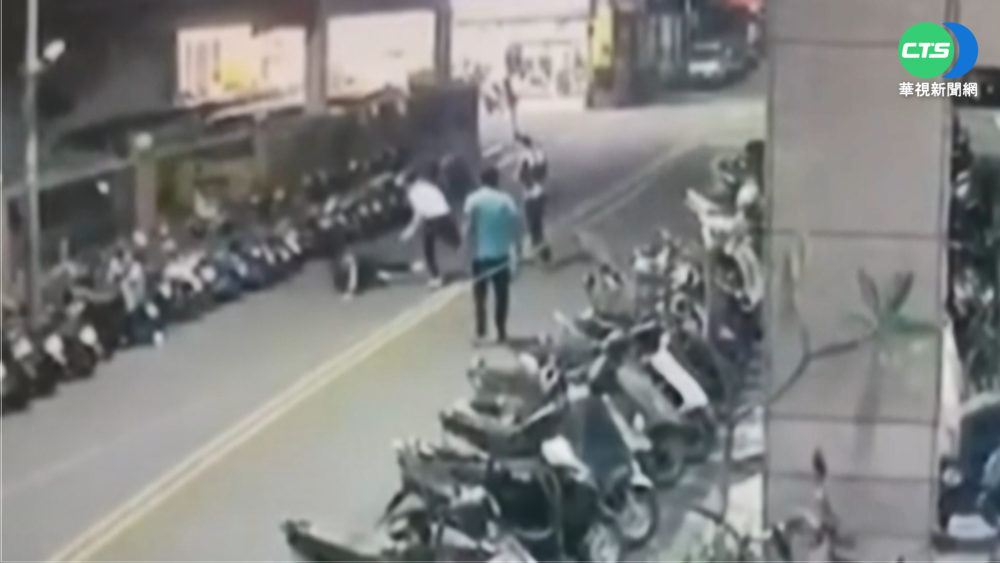 醉里長與友大街互毆 波及7機車遭送辦