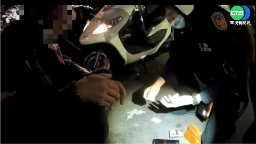 見警慌張躲車後座 通緝犯怨遭朋友切割