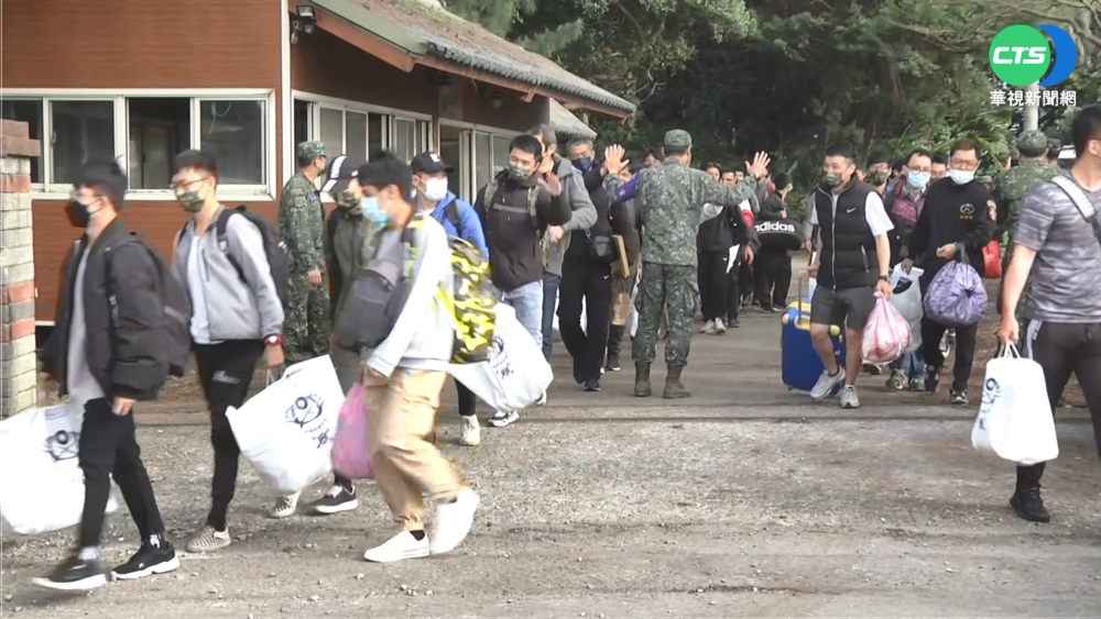 首批新制教召解召 教召員歡喜出營區