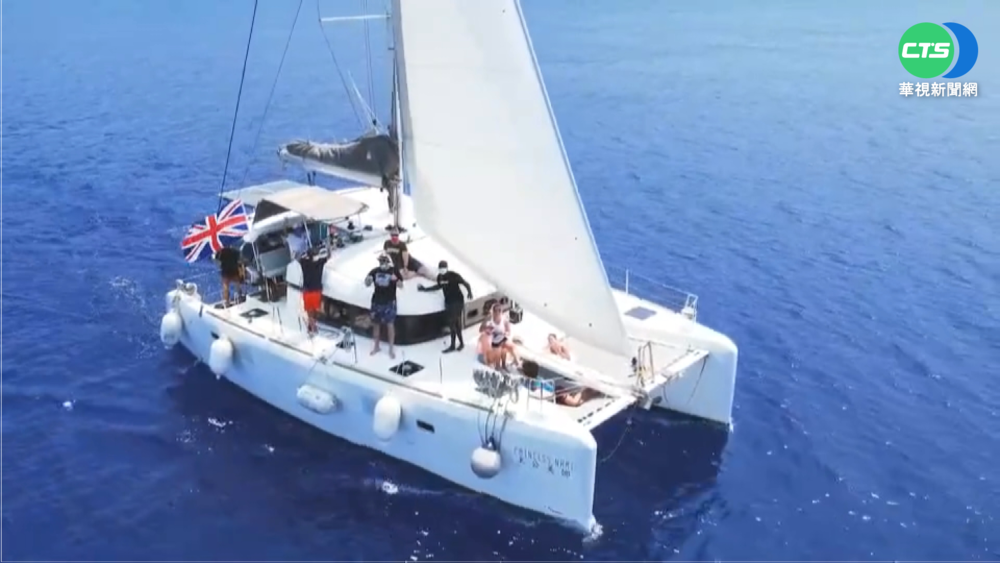 包船暢遊小琉球 立槳衝浪.海洋探險雙滿足