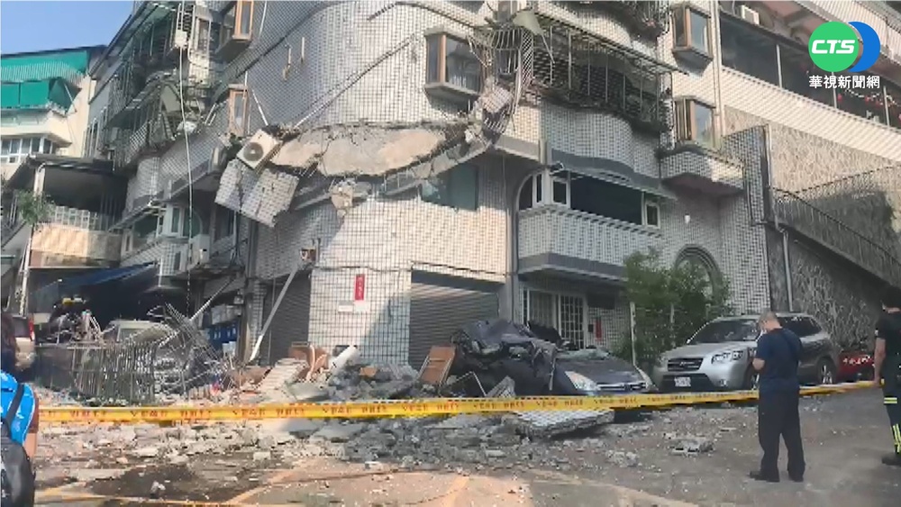 北市文山區公寓外牆塌 殘骸四散宛如爆炸