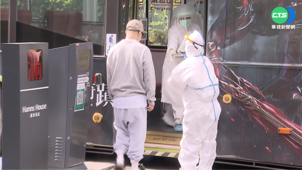 隔離10天首現身 具俊曄快閃做PCR採檢