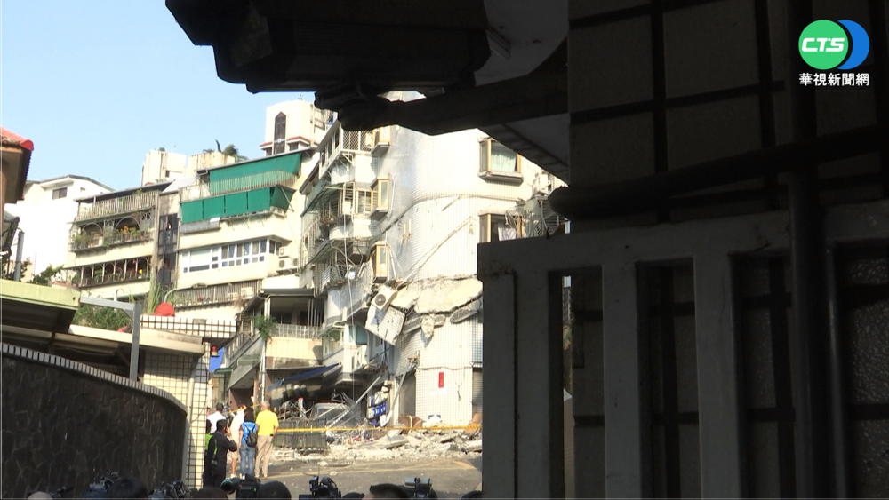 北市公寓外牆整片倒塌 砸毀3車輛住戶驚逃