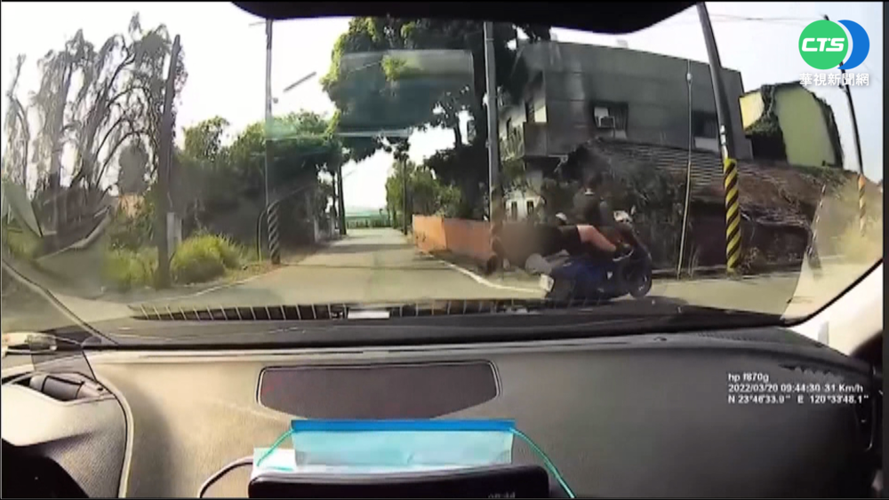 機車煞車後補催油門 後座女慘摔下車