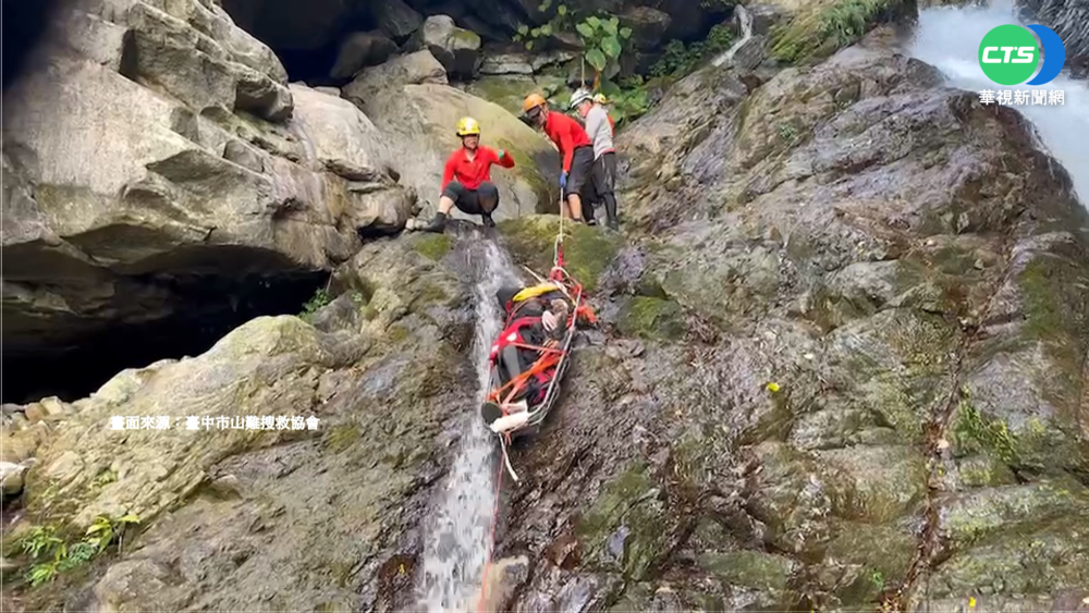 男爬瀑布摔落卡峭壁 水流巨石阻擋難救援