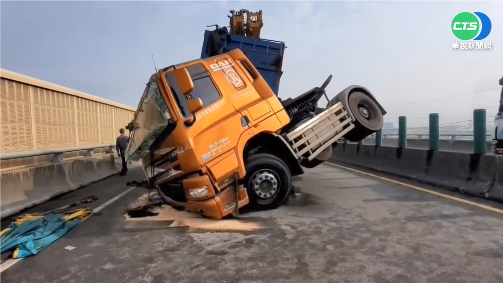 曳引車自撞翻覆 鑄鐵塊滿地釀西濱回堵