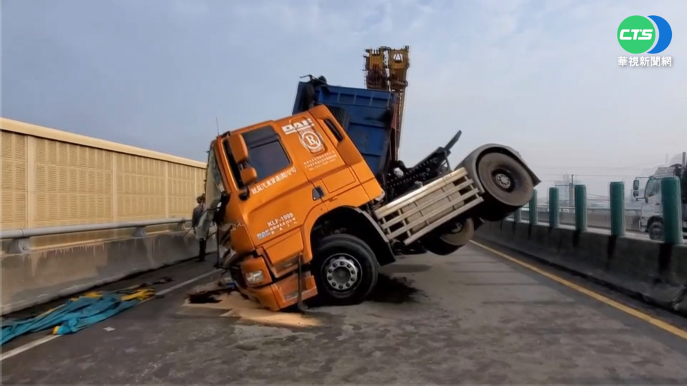 曳引車自撞翻覆 滿地鑄鐵塊西濱一度回堵