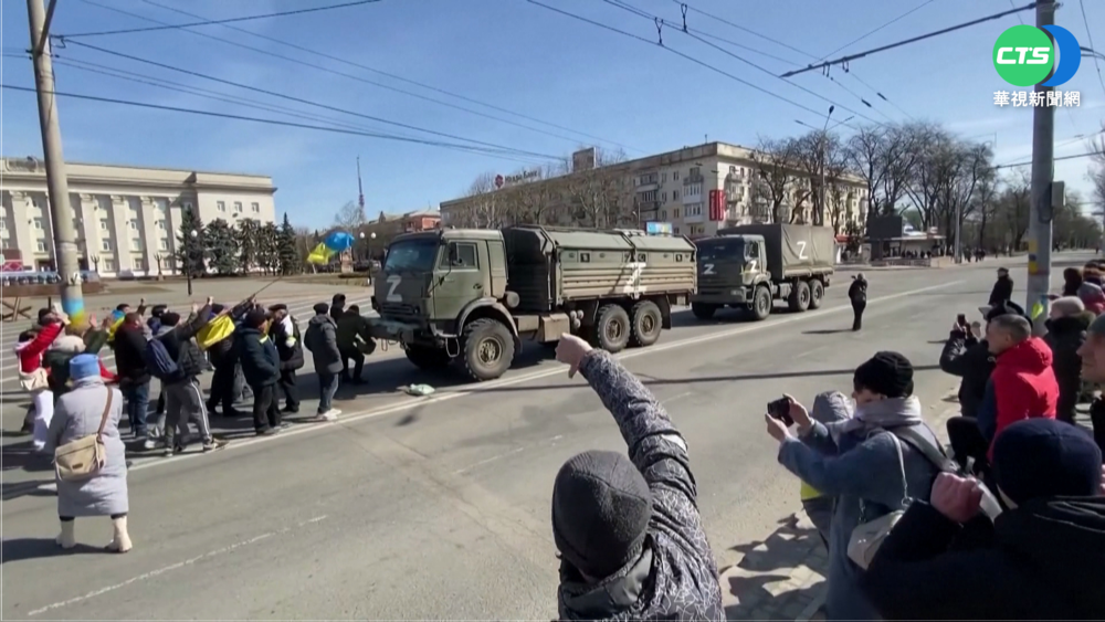 赫爾松百人抗議 丟手榴彈!俄軍冷血鎮壓