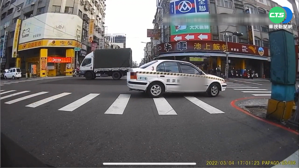 教練壞示範! 駕訓班教練車路口倒退嚕