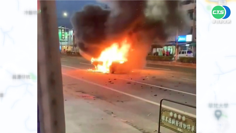 疑電瓶自燃 轎車行駛中後座突起火