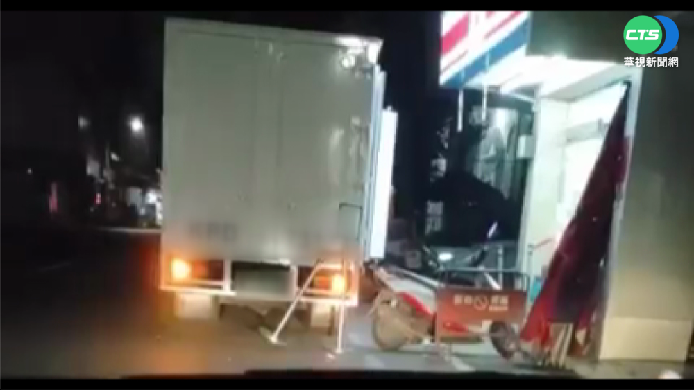 物流司機｢投籃｣丟包裹 網友目睹氣炸