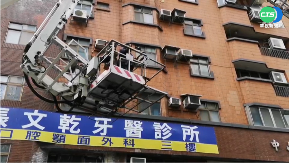 北市大樓竄火冒煙 住戶躲窗邊揮衣求救