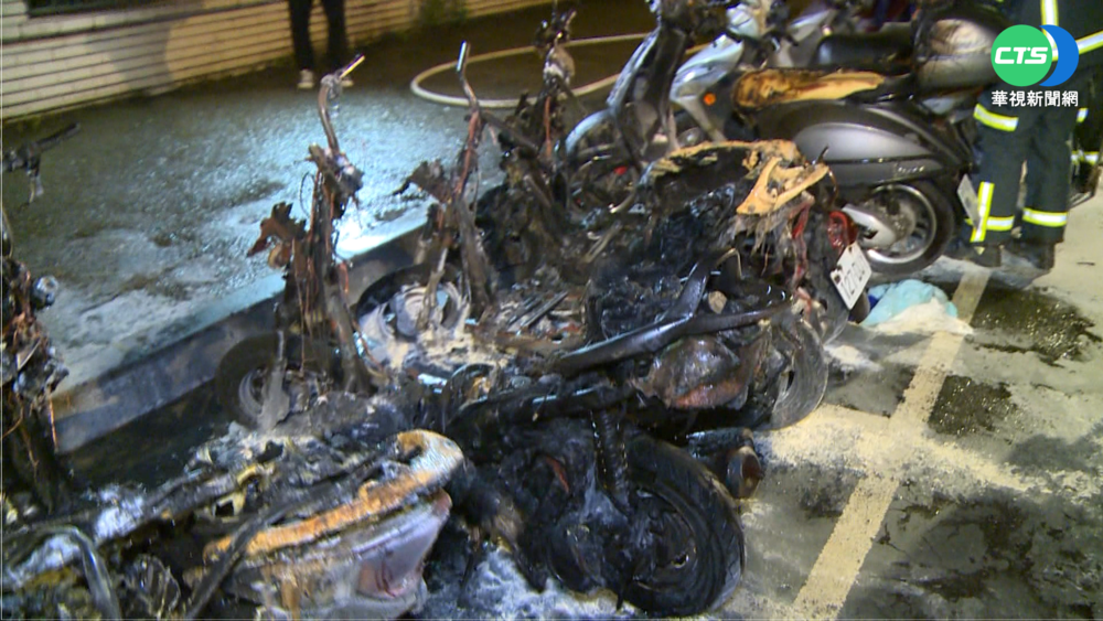 遭縱火? 北市路邊機車陷火球 燒到剩骨架