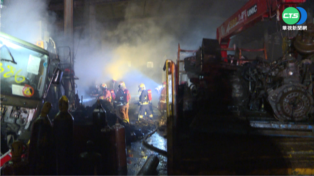 貨車修理廠深夜火警 3車.辦公室燒毀