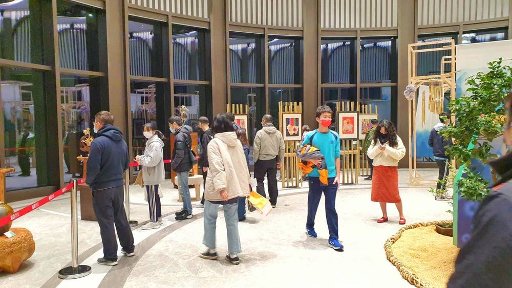 竹北百貨撿到多張「藍色小朋友」 網驚呼：有錢人真多