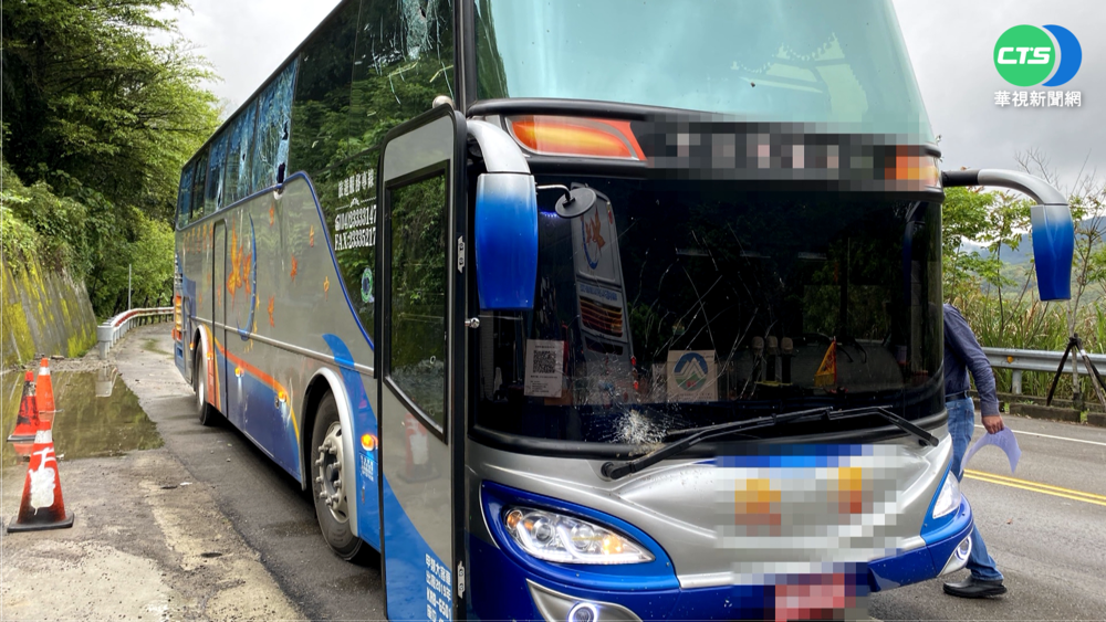 苗栗泰安落石砸遊覽車 女遭玻璃割傷