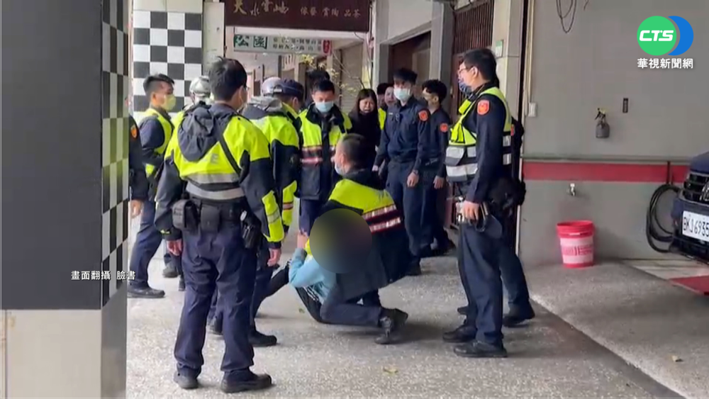 疑酒駕違停拒取締 2男竟"車窗夾警"