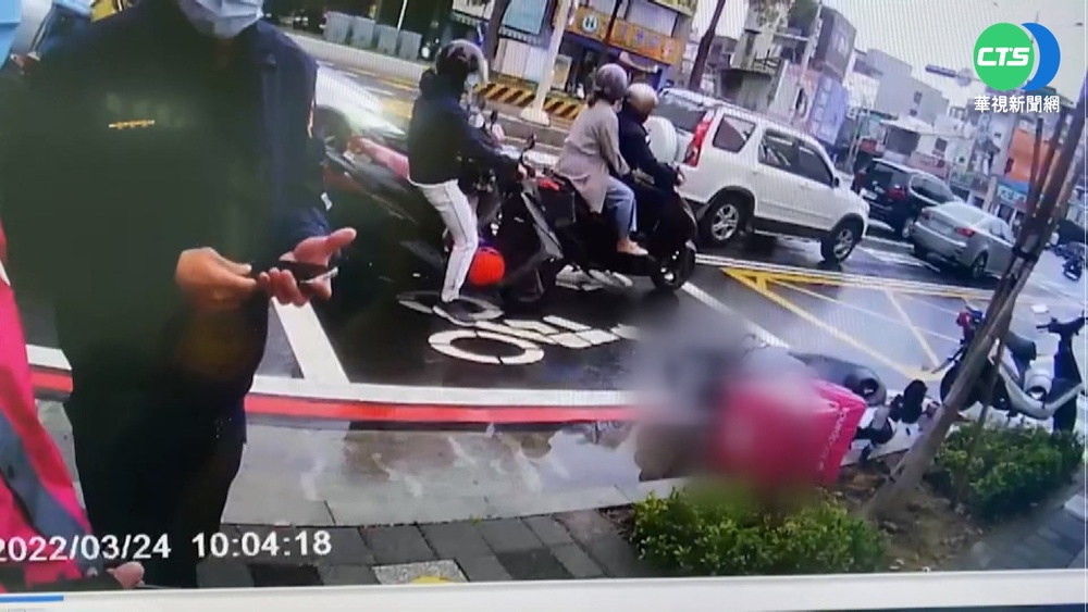 疑早有口角糾紛! 外送員當街爆打同業