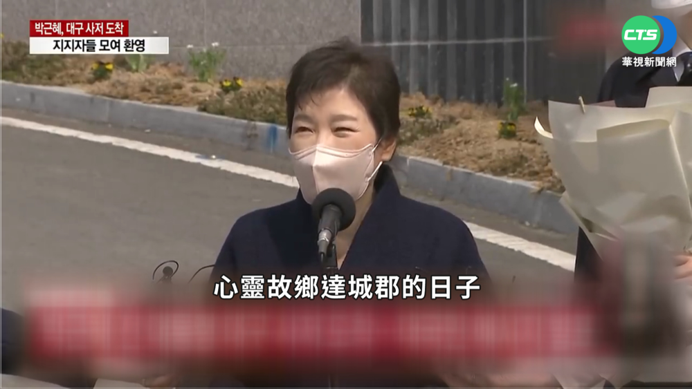 南韓前總統險遭血光之災! 民眾丟酒瓶抗議