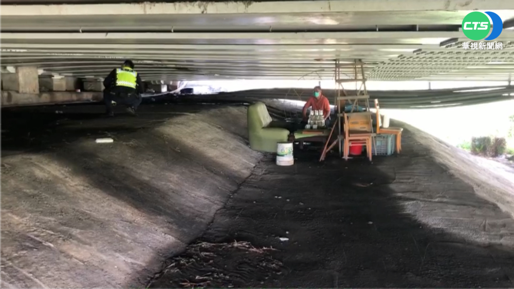 鹽水溪橋伸縮縫竄濃煙 路過駕駛嚇壞