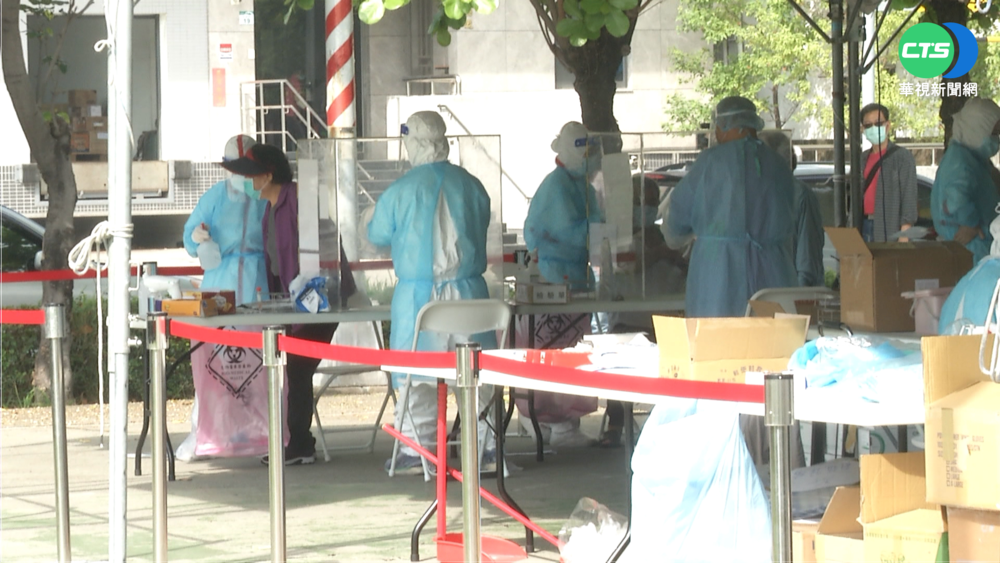 高雄昨增13例 前鎮.左營篩檢站擠滿人