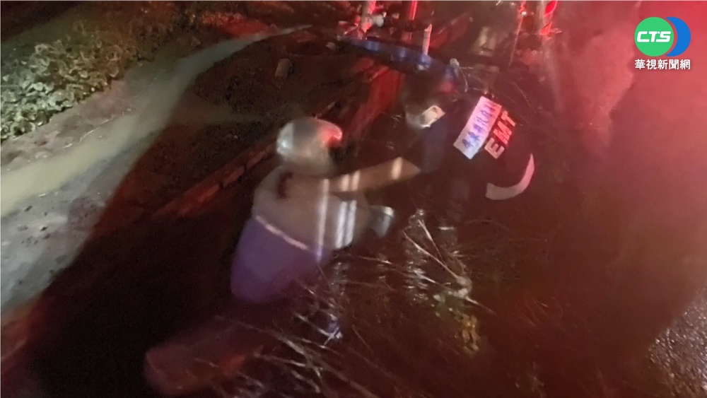 天雨路滑! 女騎士自摔卡溝揮手求救