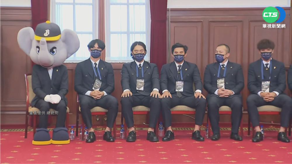 中信奪冠會見總統 獅迷賴清德尷尬致詞